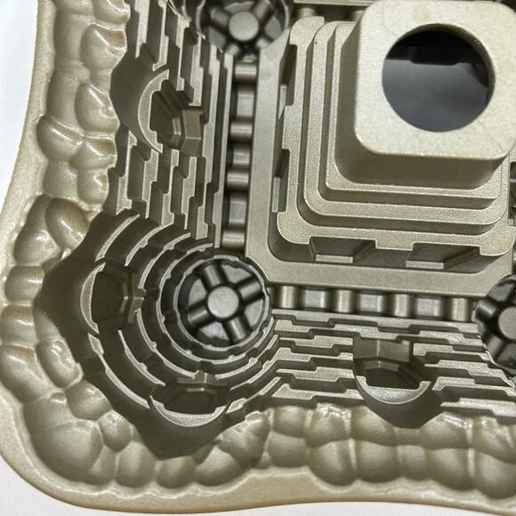 Nordic Ware Castle Bundt Cake Pan 10 Cup Cast Aluminum USA - Picture 11 of 14